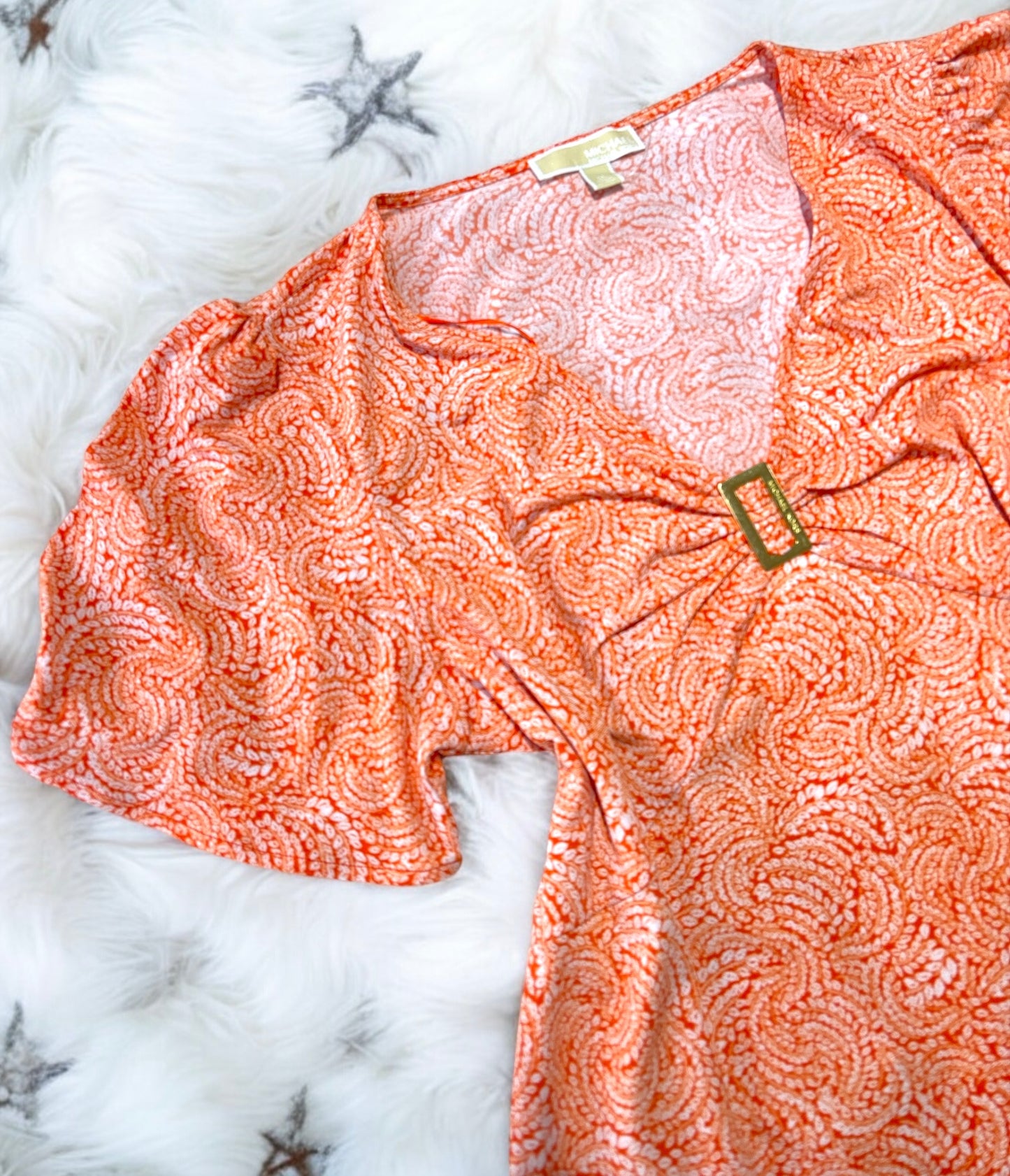 Blusa Michael k naranja con placa dorada