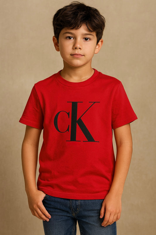 Playera Calvin K roja, letras negras, para niño
