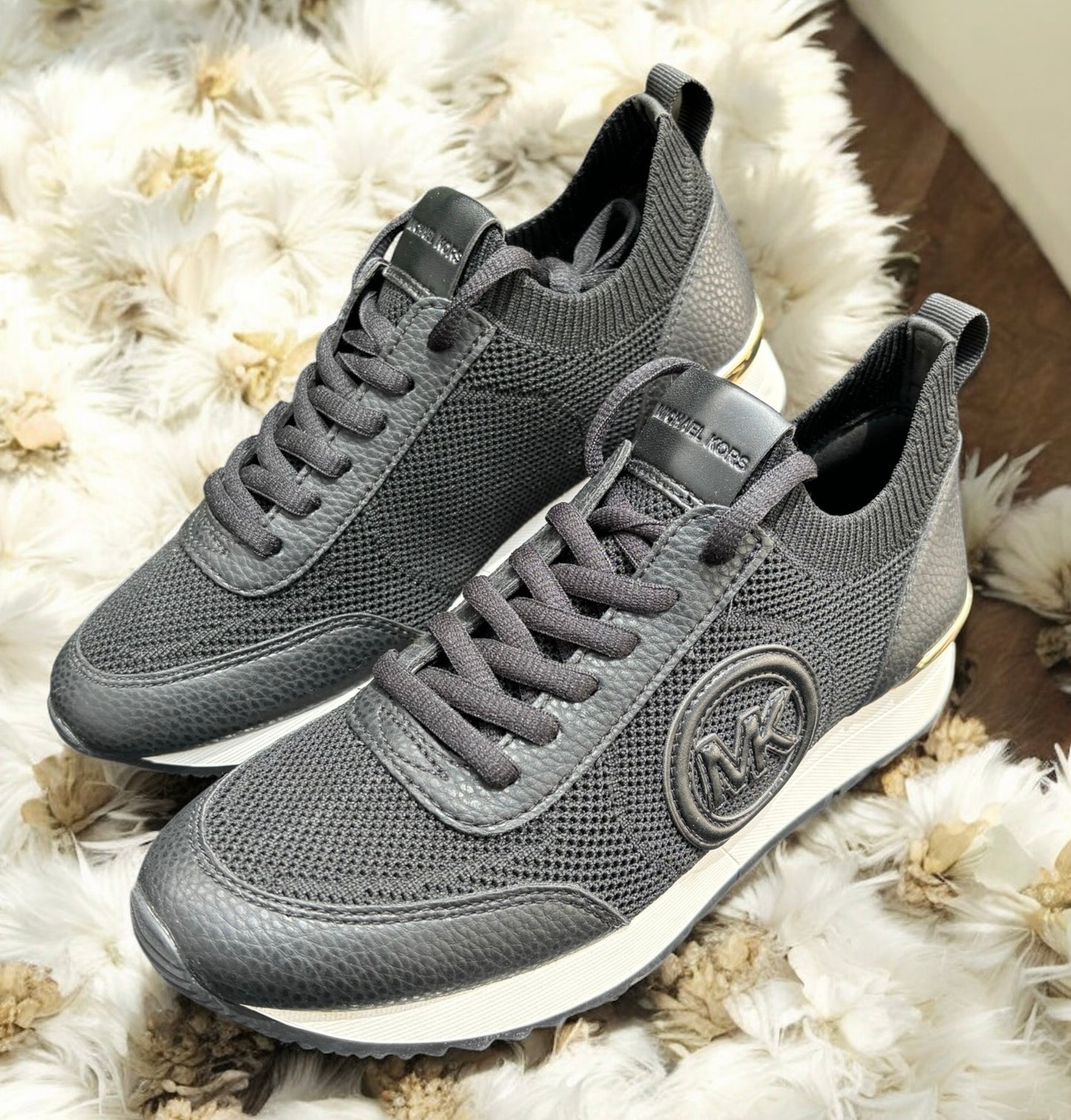 Tenis Michael K negros/dorado