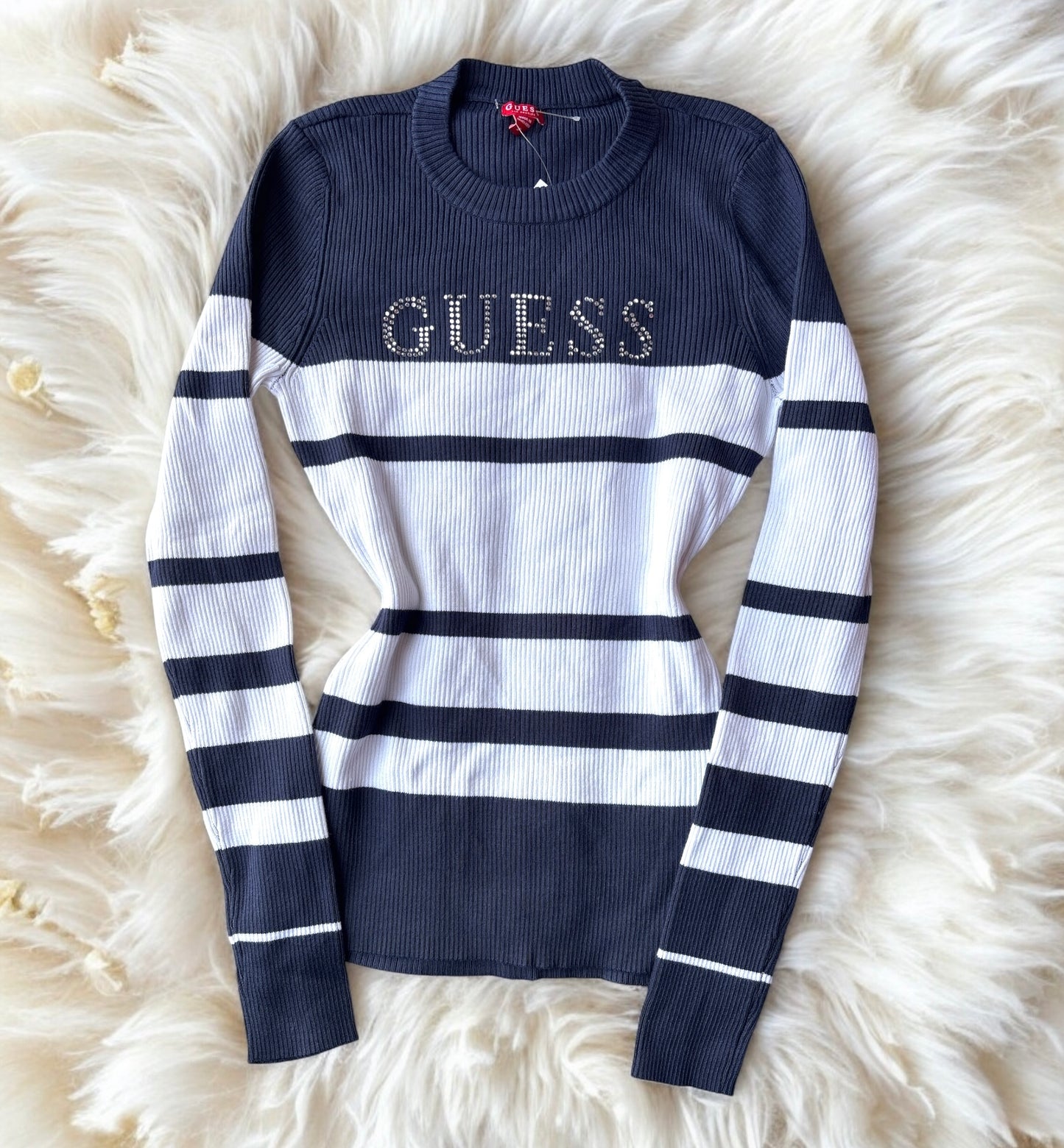 Suéter Guess azul marino/ blanco de rayas con letras de brillos