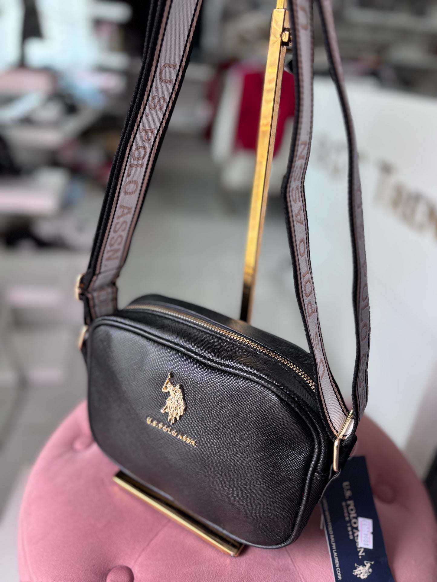 Crossbody Polo Ralph L negra con placa dorada