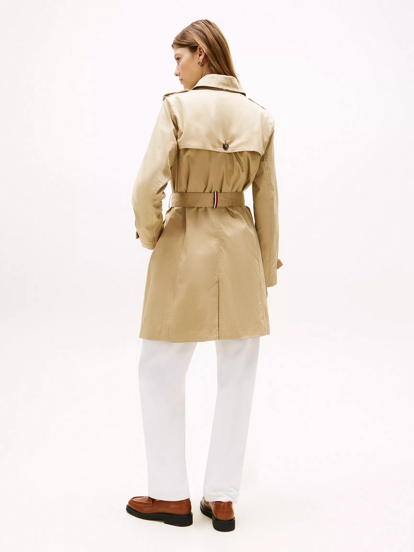 Gabardina Tommy H arena, cinturón ajustable, botones animal print y broche en cuello