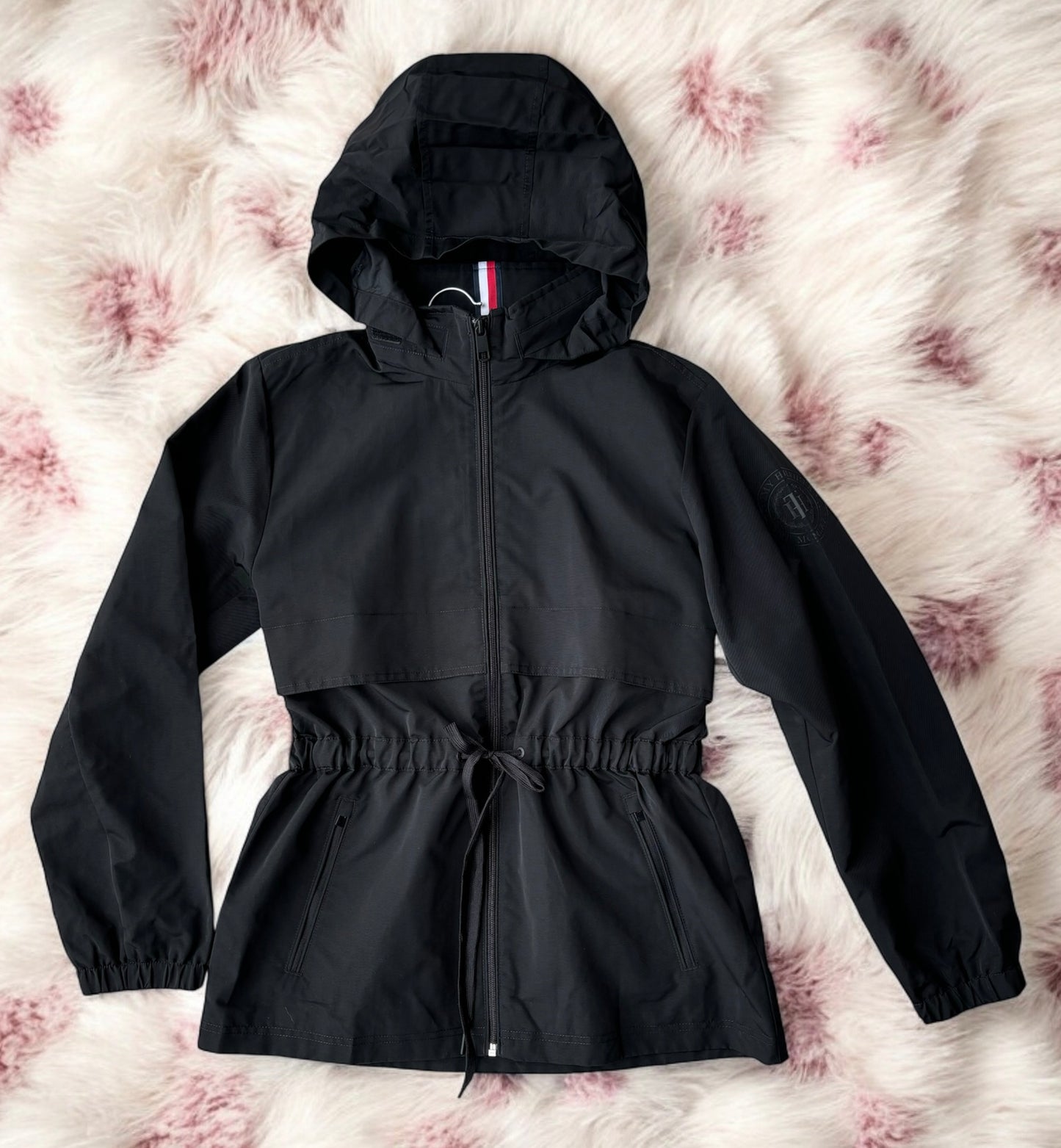 Rompevientos Tommy H negro con ajuste en la cintura