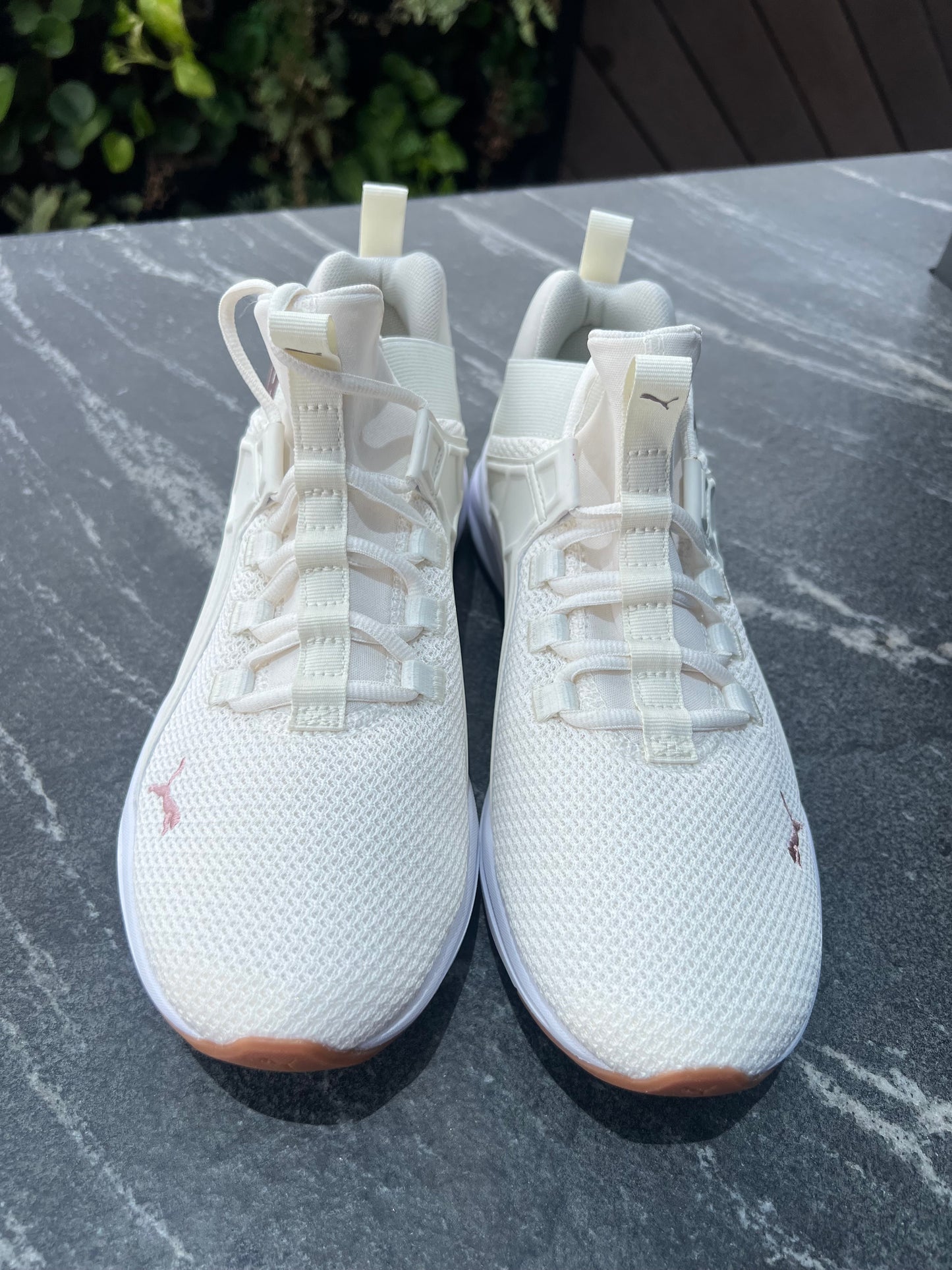 Tenis puma beige con detalles rosa