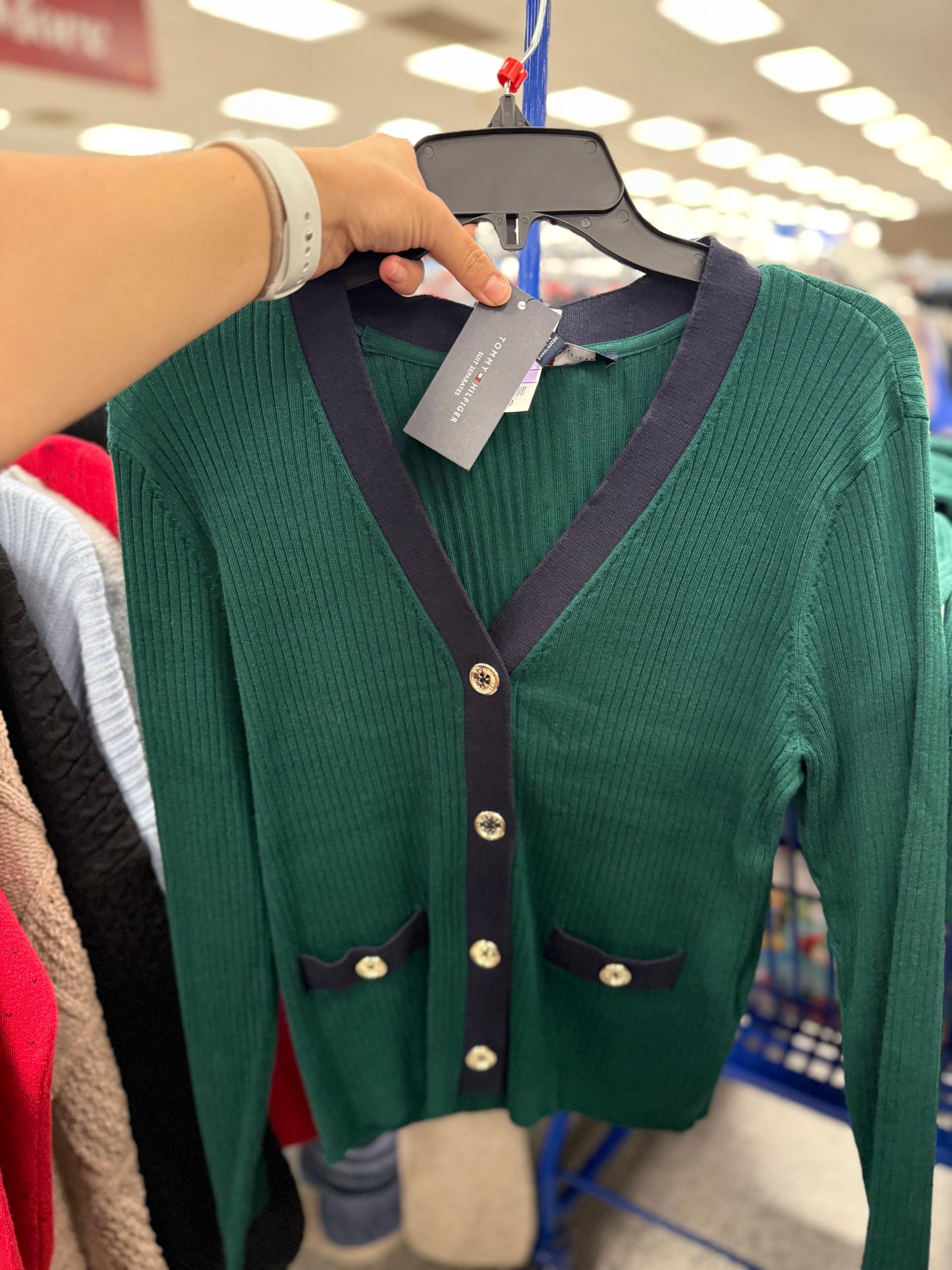 Suéter Tommy H verde línea azul marino en medio y bolsas, botones plateados