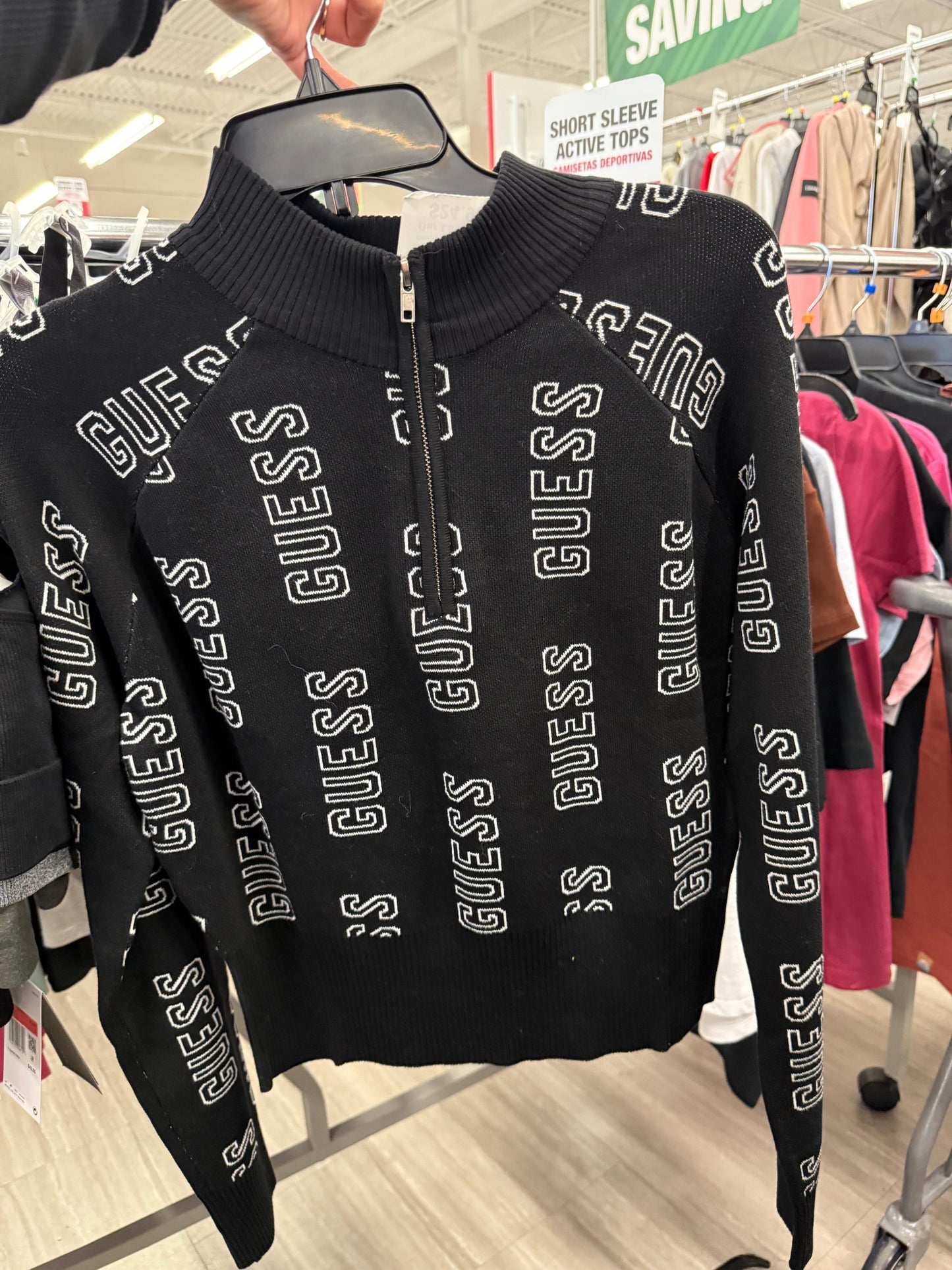 Suéter Guess negro con monogram blanco