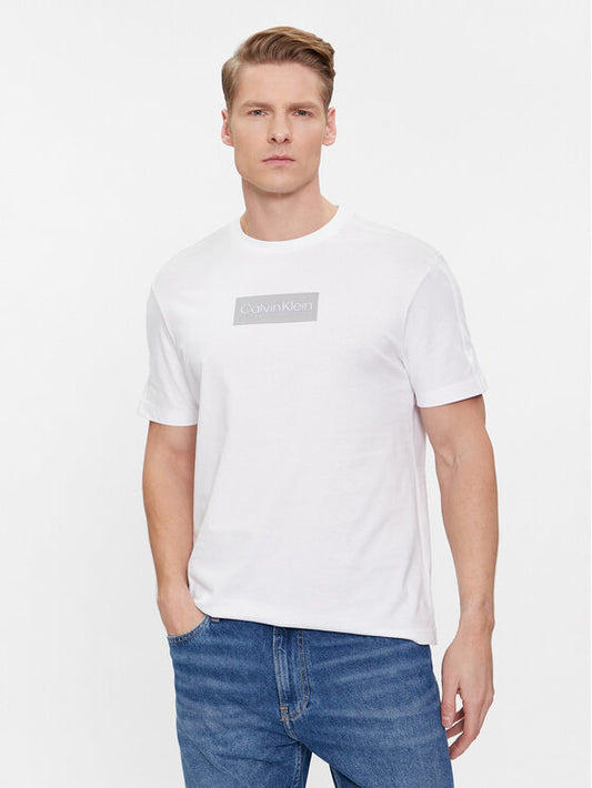 Playera Calvin K blanca estampado plateado de caballero