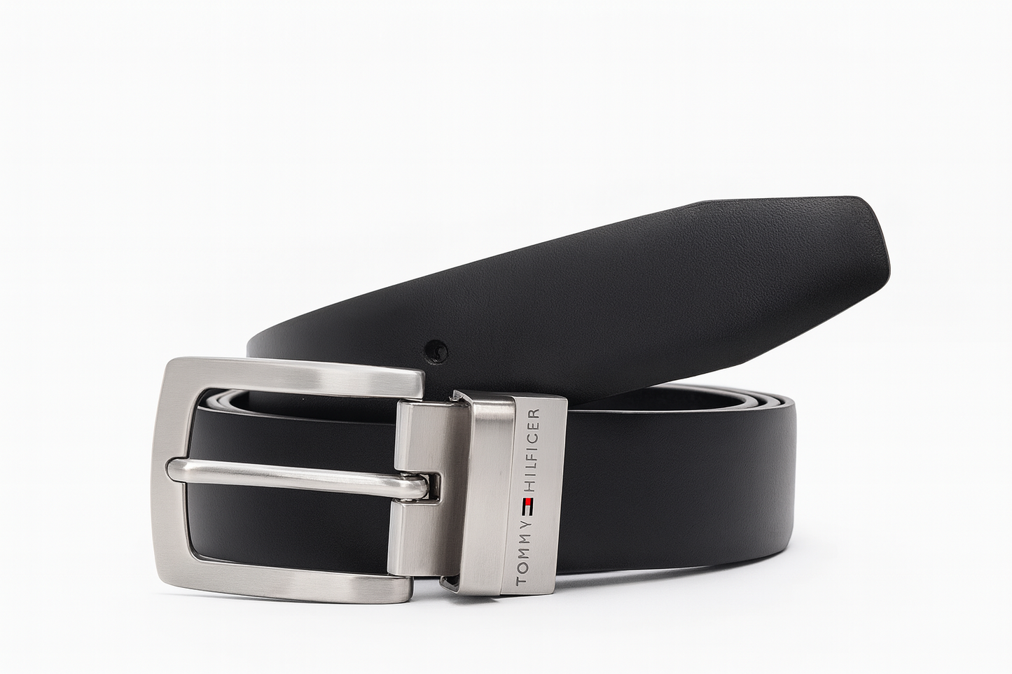 Cinturón Tommy H negro/café reversible, placa plateada con letras pequeñas, caballero