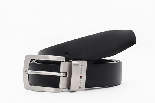 Cinturón Tommy H negro/café reversible, placa plateada con letras pequeñas, caballero