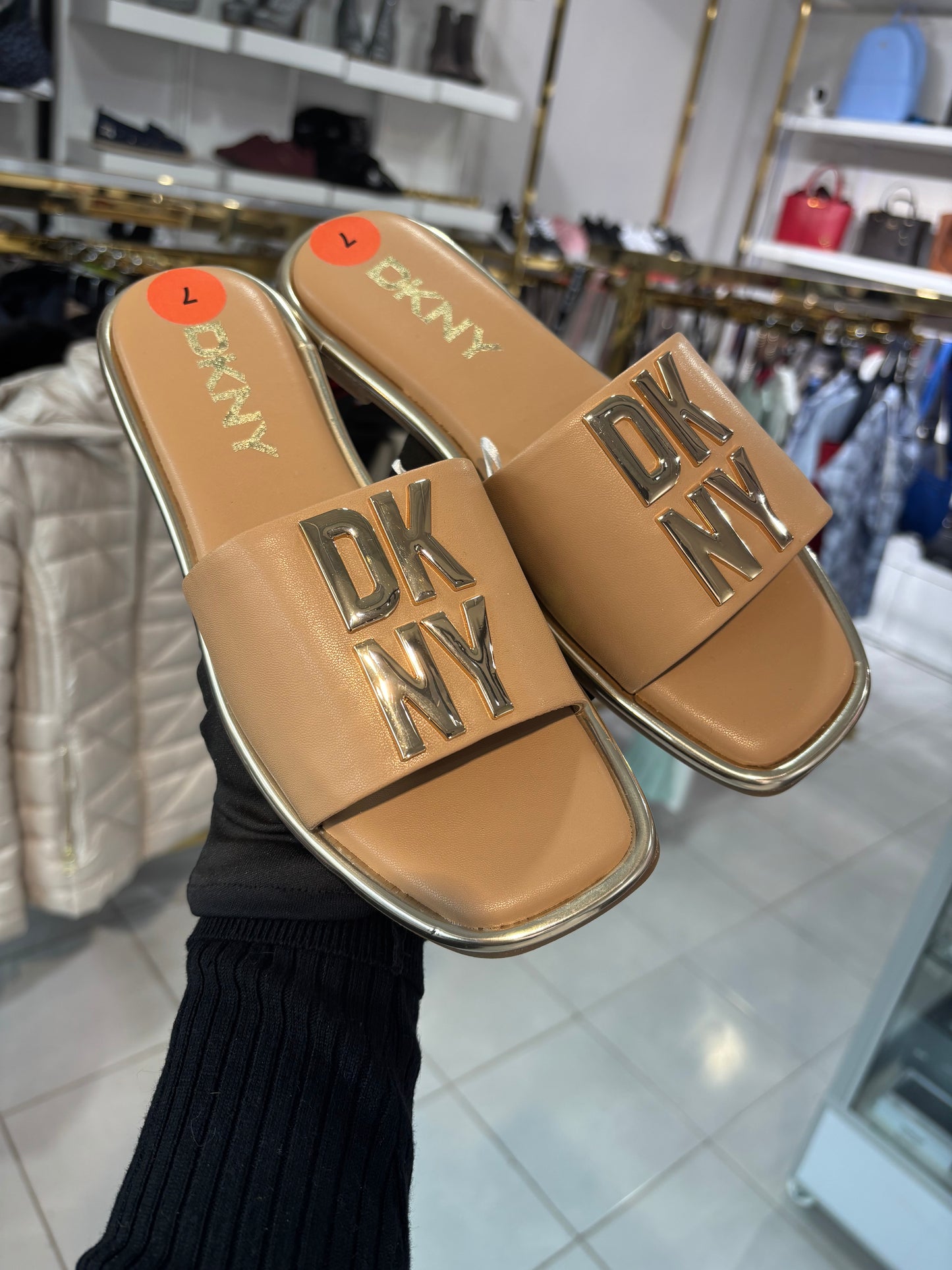 Sandalias DKNY Camel con placa dorada