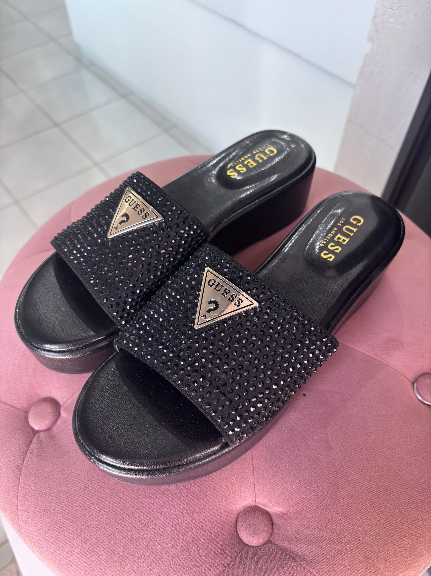 Sandalias Guess de plataforma y brillos