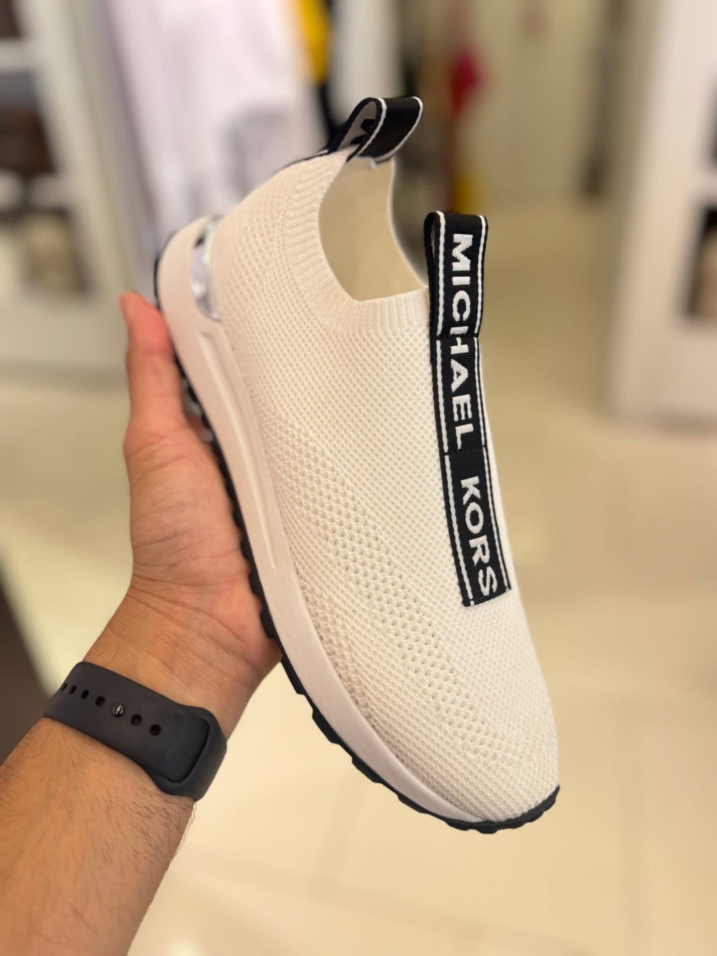 Tenis Michael k blancos de tela con línea negra y letras blancas