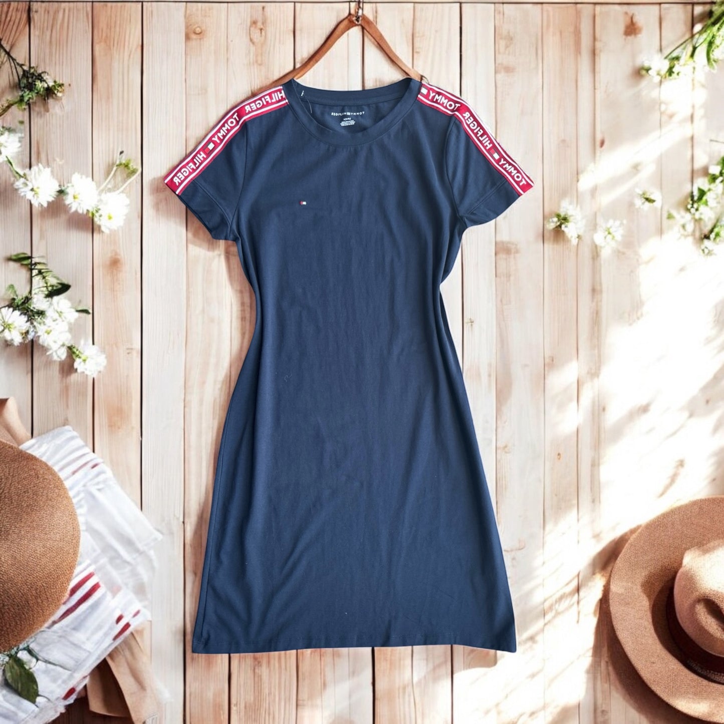 Vestido Tommy H azul marino con línea roja en los hombros