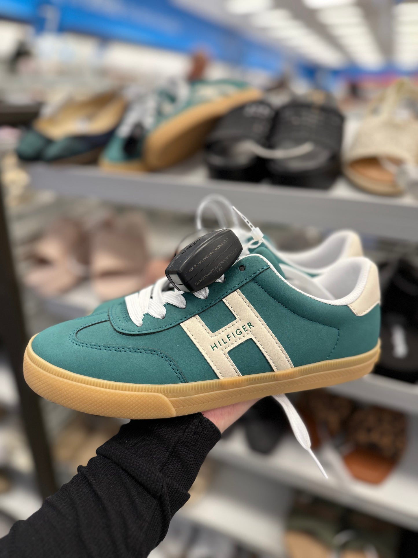 Tenis Tommy H verde, H en crema, bandera en lengüeta y suela camel