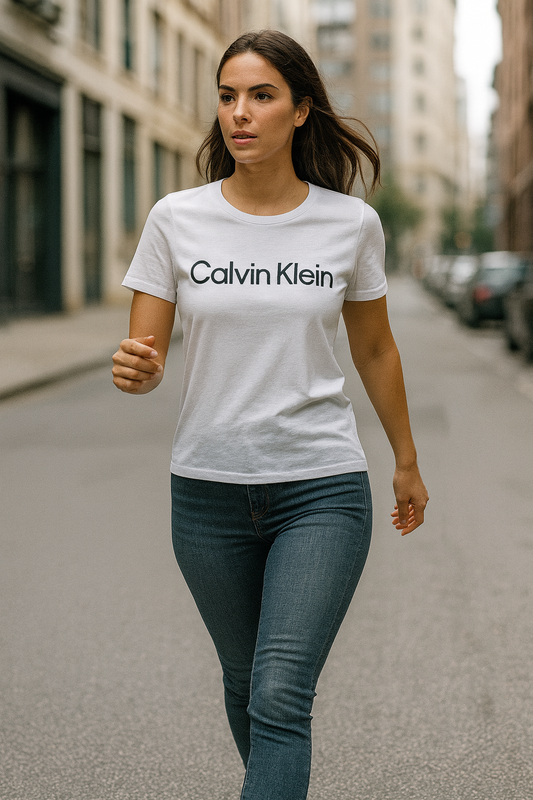 Playera Calvin K blanca, letras negras