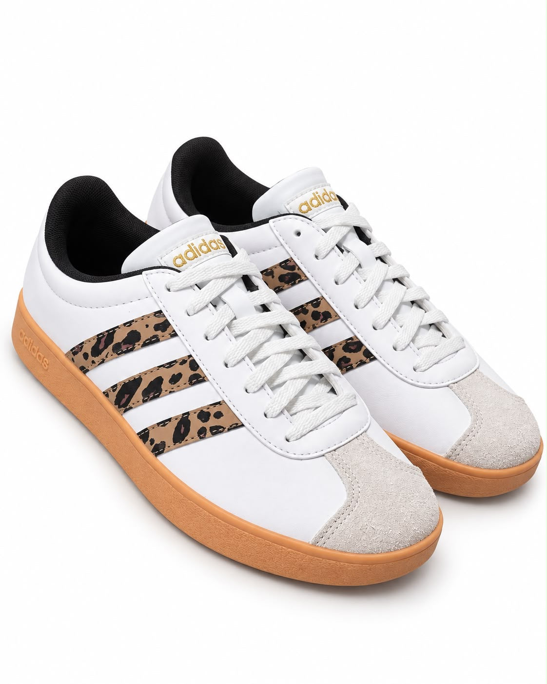 Tenis Adidas blancos con detalles animal print