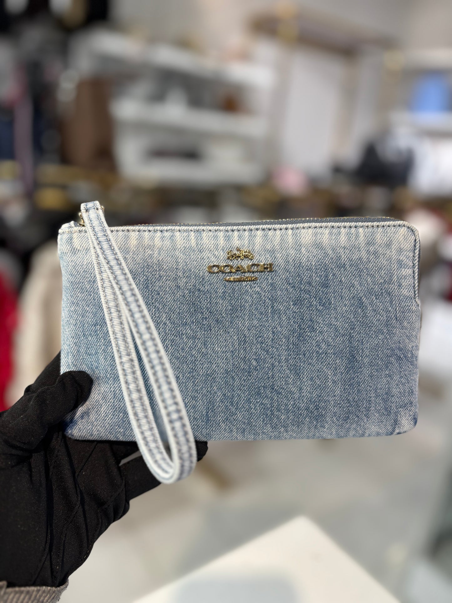 Muñequera Coach de mezclilla con placa dorada