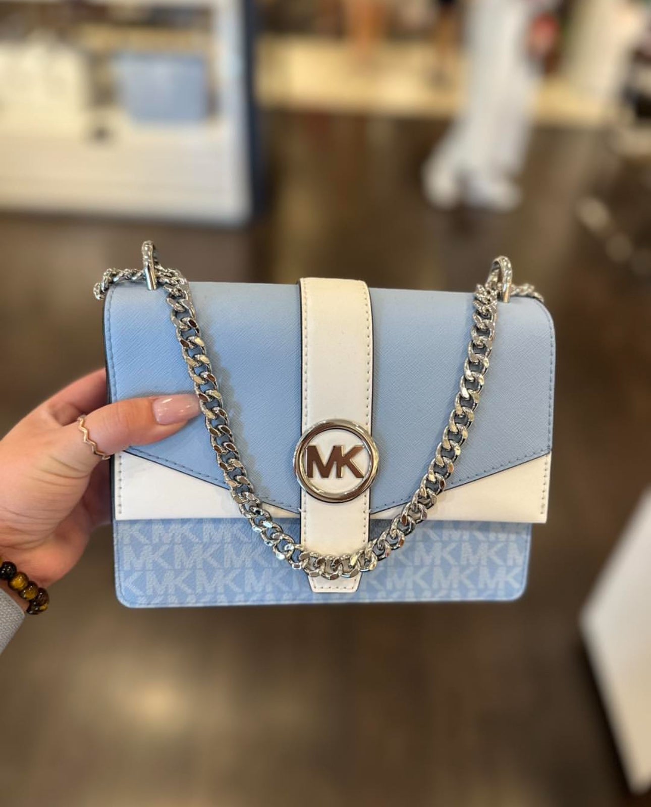 Crossbody Michael K azul claro con blanco, strap con cadena