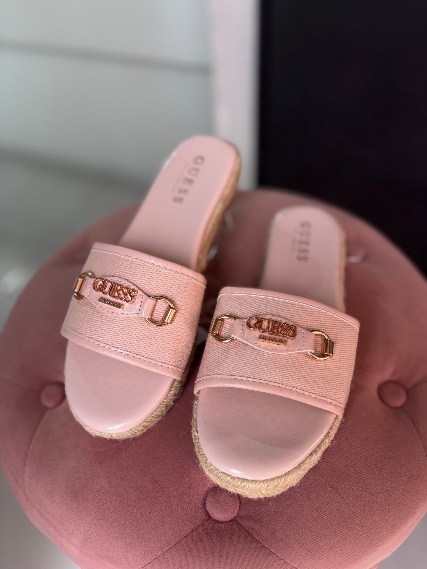 Sandalias Guess rosa con placa