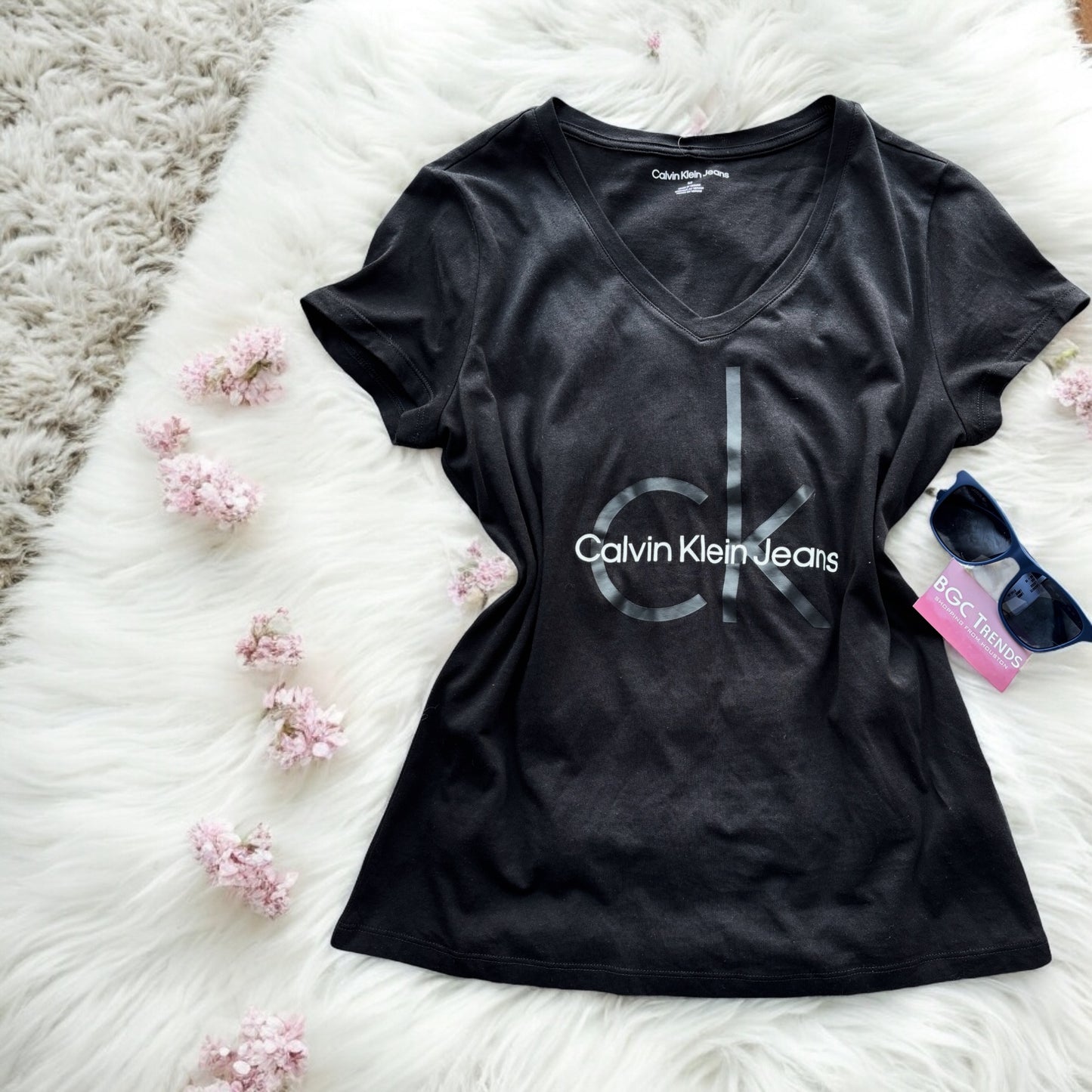 Playera Calvin k negra letras blancas/negras cuello v