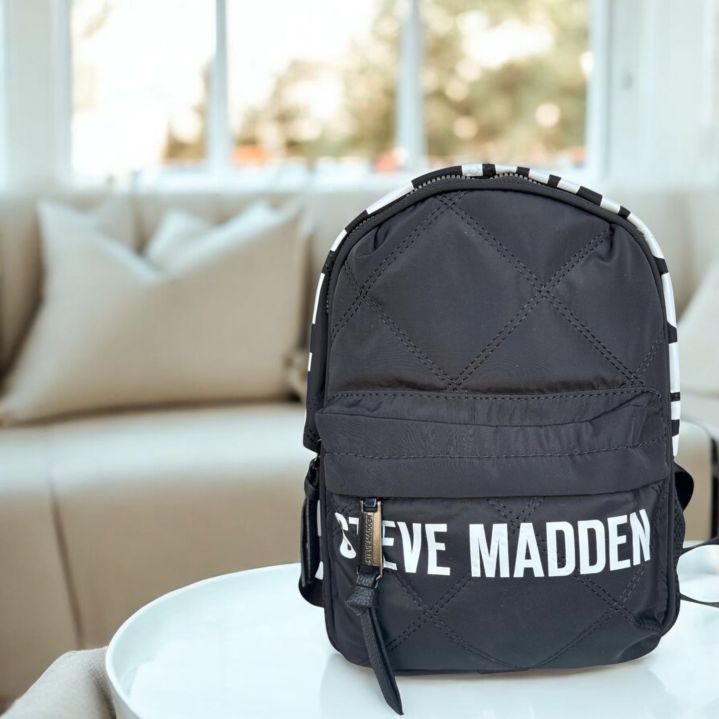Mini Backpack Steve M negra con letras blancas