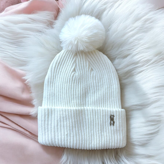 Gorro Steve M blanco con pompón y placa plateada