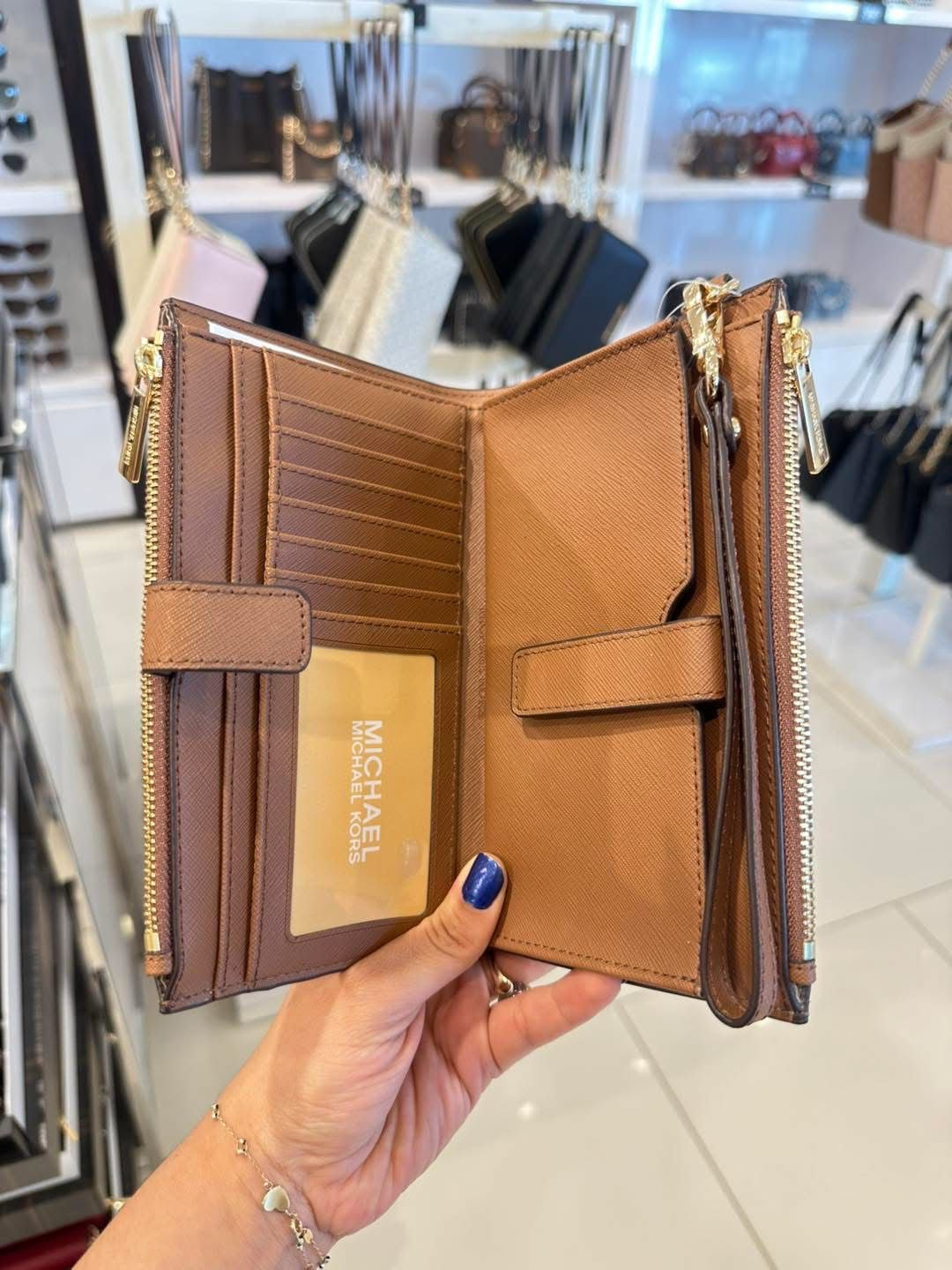 Cartera Michael k camel doble cierre, strap y placa dorada