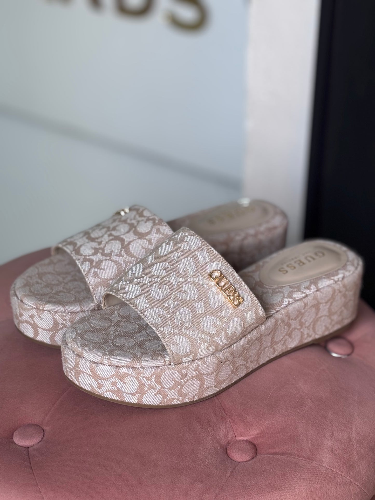 Sandalias Guess beige con monogram