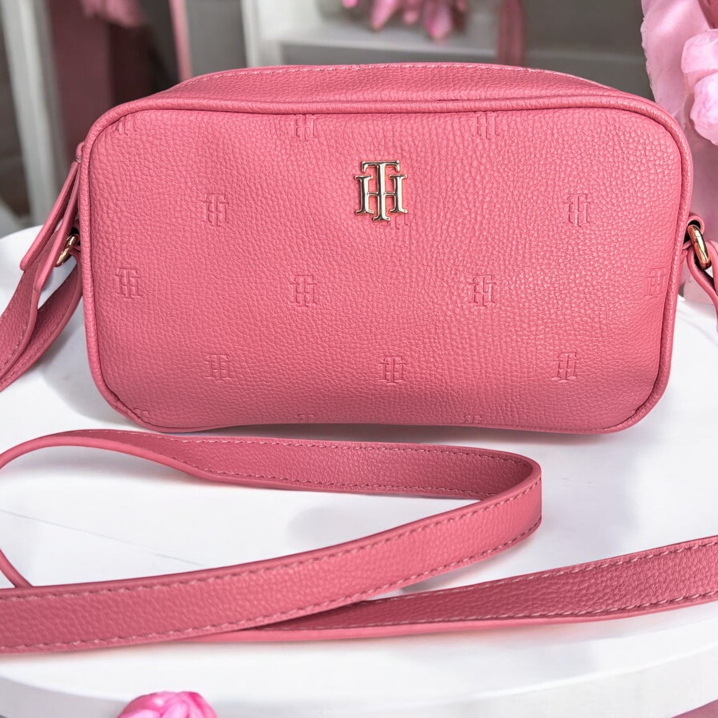 Crossbody Tommy H rosa con placa dorada