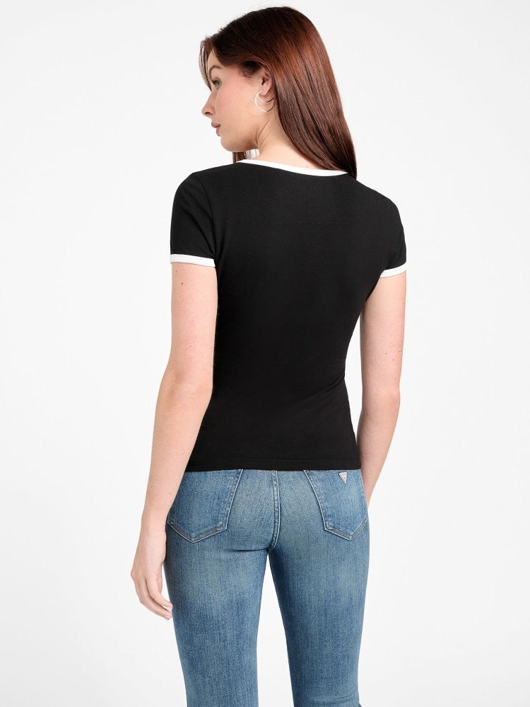 Playera Guess negra con letras doradas y cuello blanco