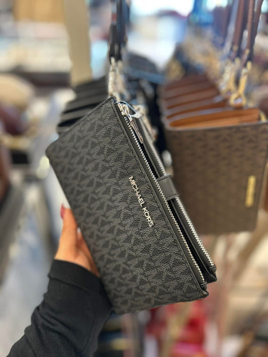 Cartera Michael K negra con monogram doble cierre