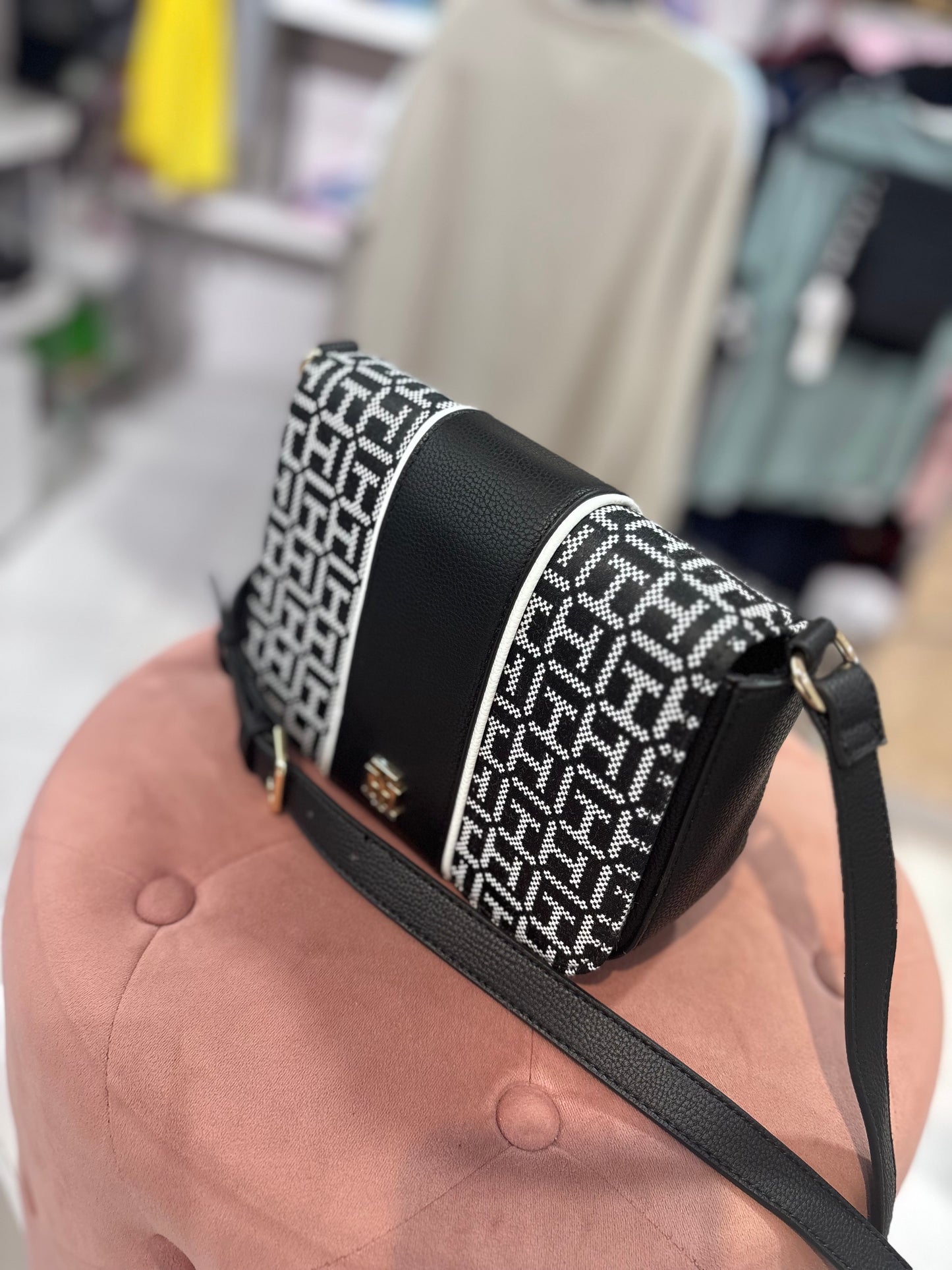 Crossbody Tommy H negra con monogram blanco