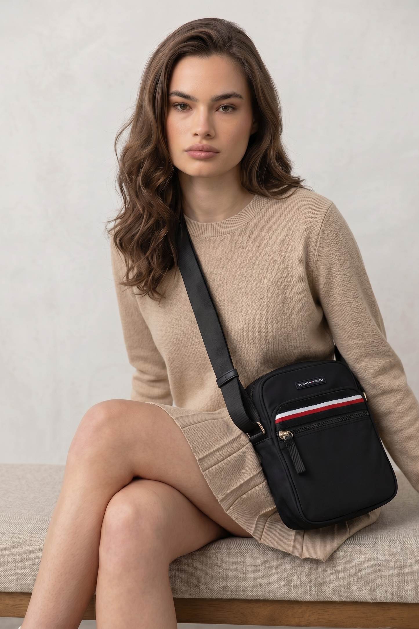 Crossbody Tommy H bandera vertical negro
