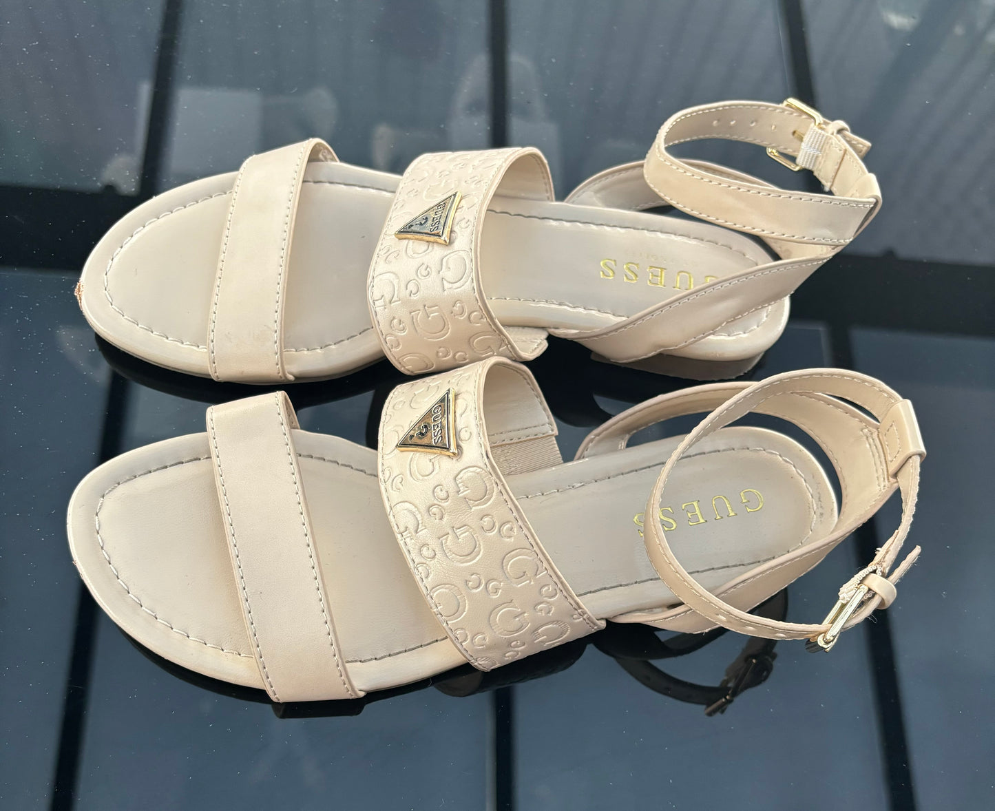 Sandalias Guess beige con placa dorada
