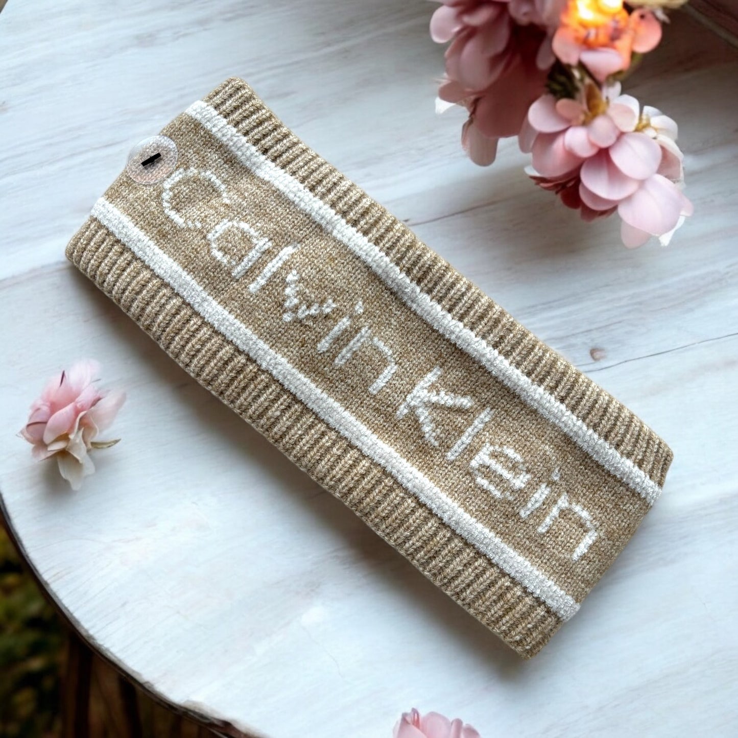 Diadema Calvin K camel con letras beige