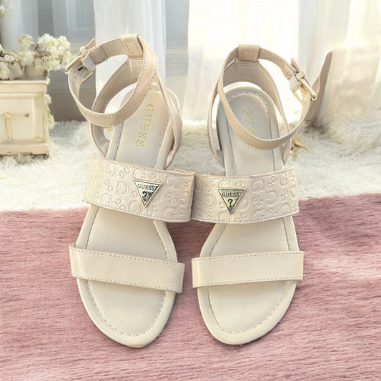 Sandalias Guess beige con placa dorada