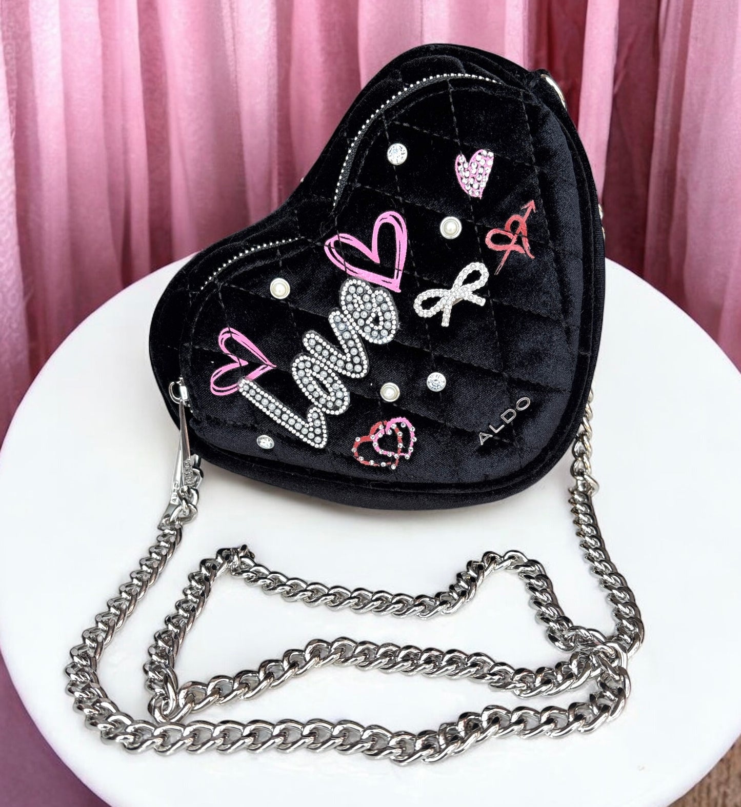 Crossbody Aldo negra de terciopelo de corazón