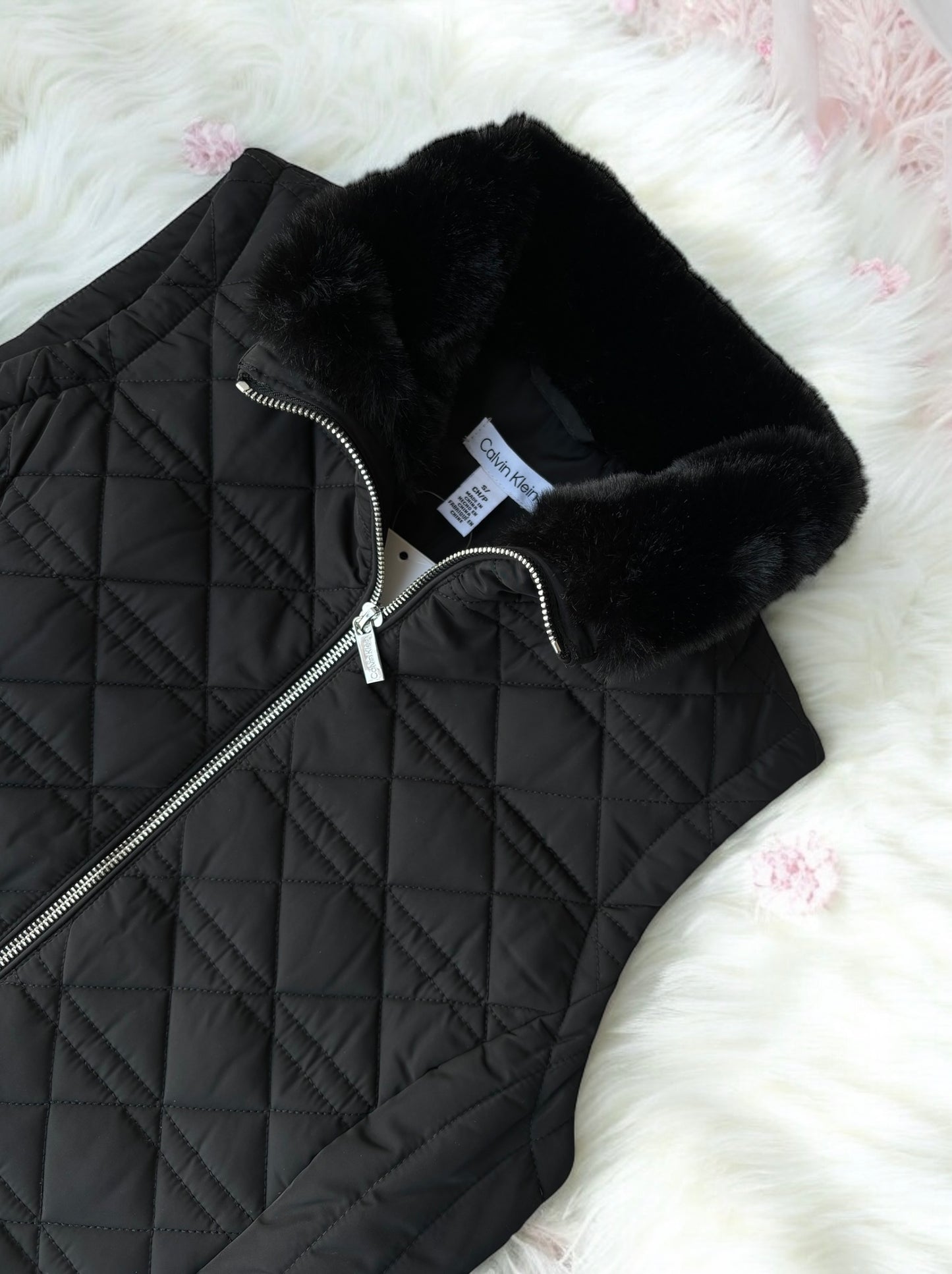 Chaleco Calvin K negro con peluche en el cuello