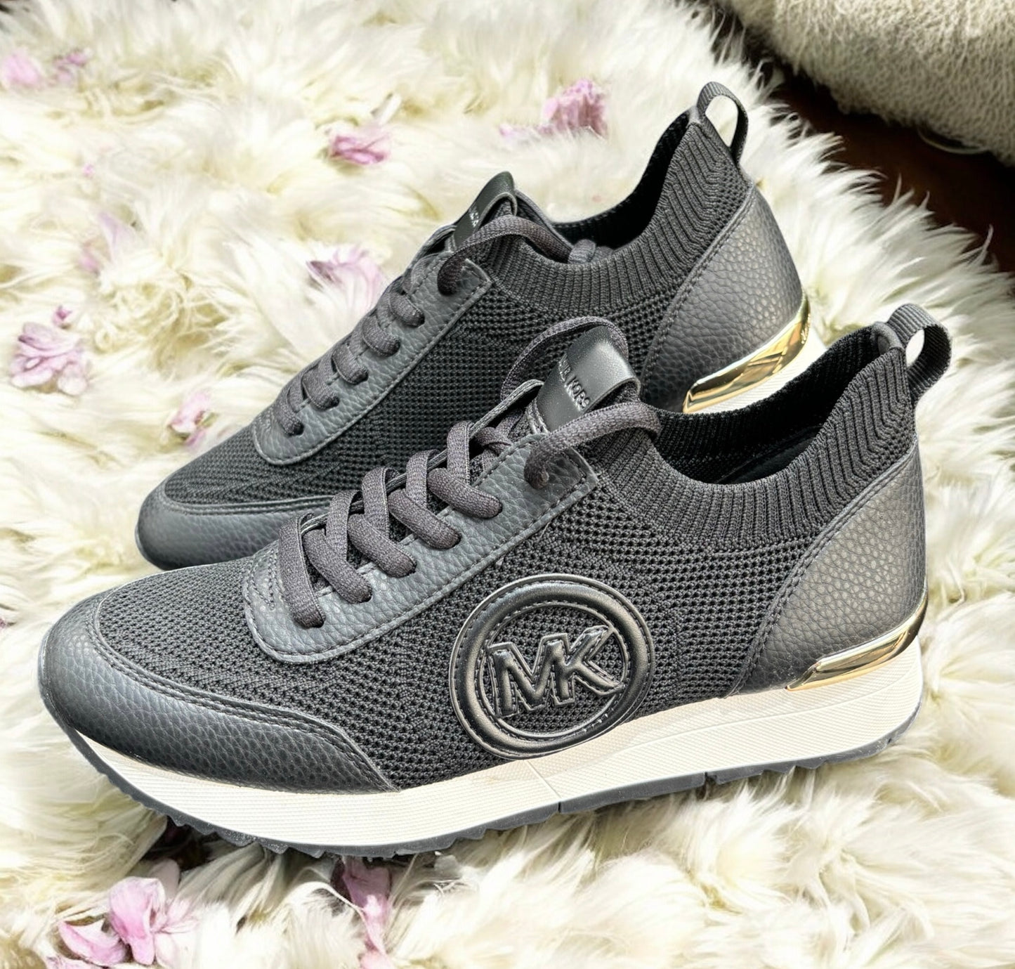 Tenis Michael K negros/dorado