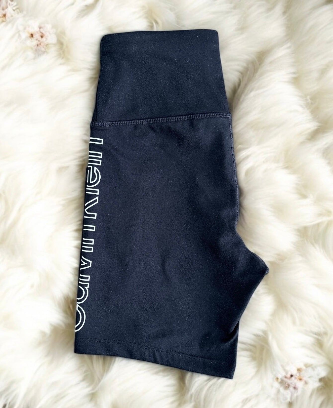 Short Calvin K negra con letras blancas