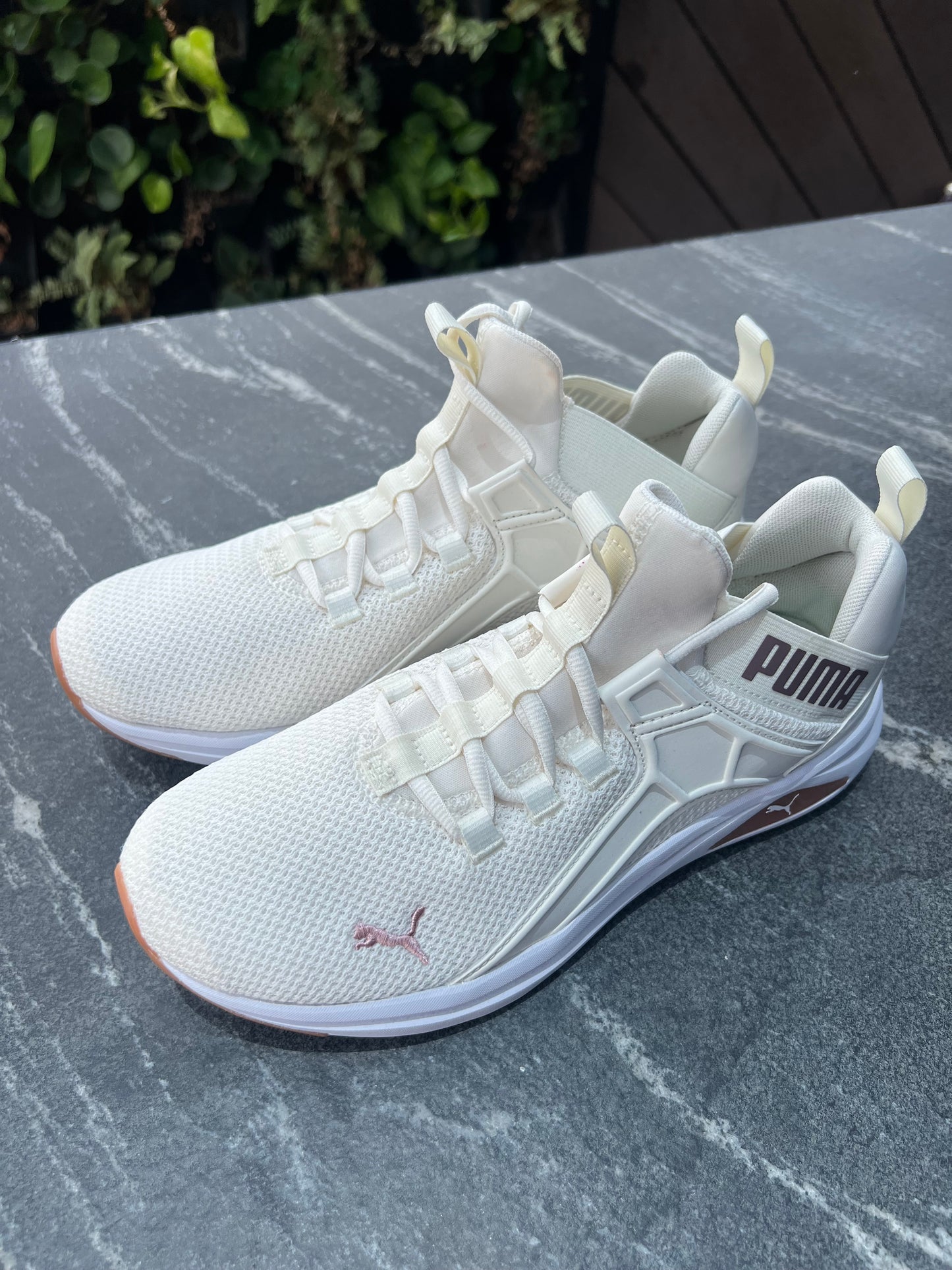 Tenis puma beige con detalles rosa