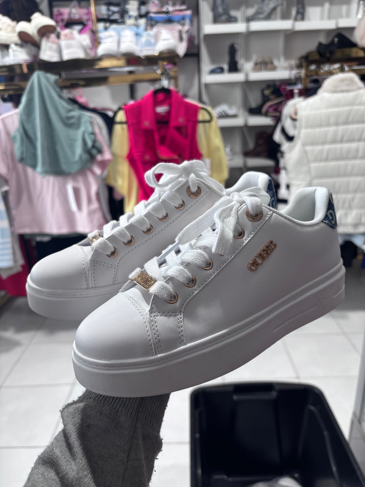Tenis Guess blancos con detalles azul