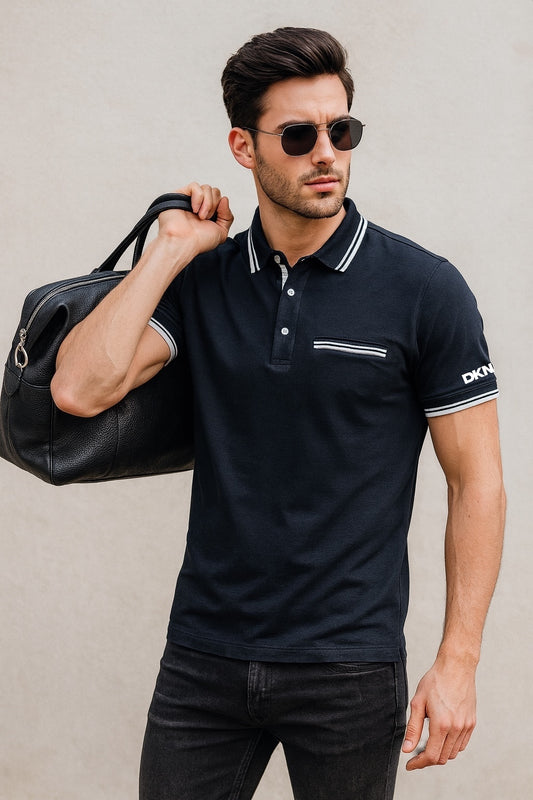 Playera DKNY negra tipo polo, líneas en cuello y manga blanco/negro de caballero