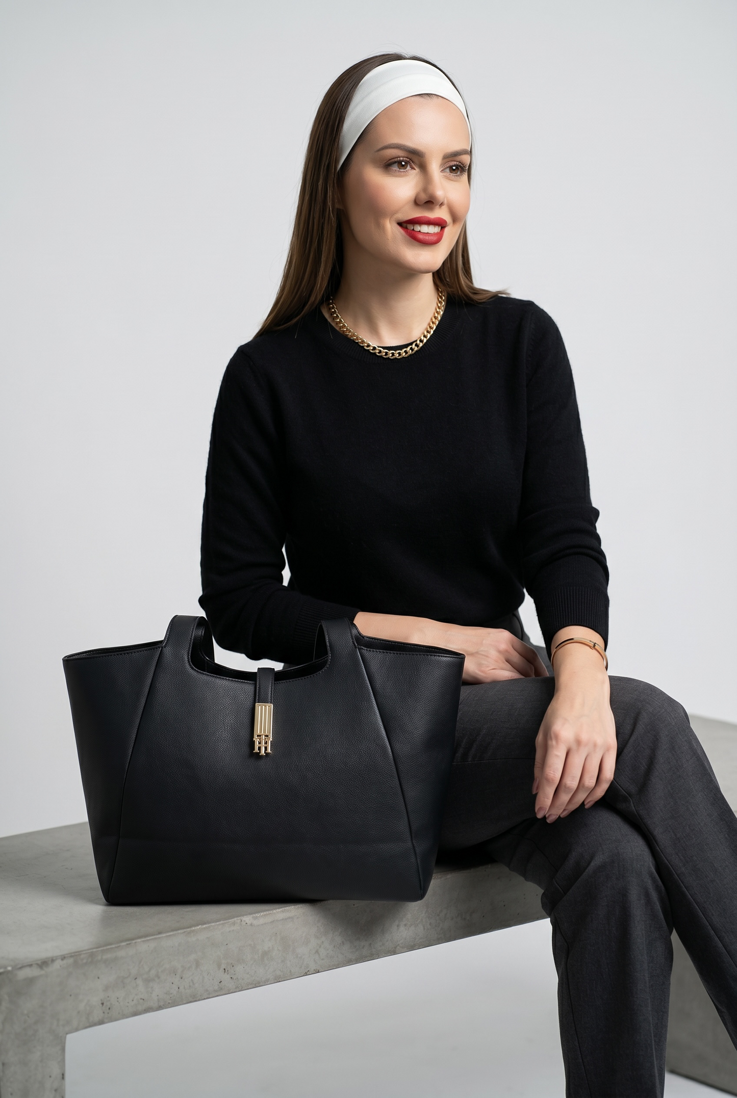 Tote Tommy H negra con dorado