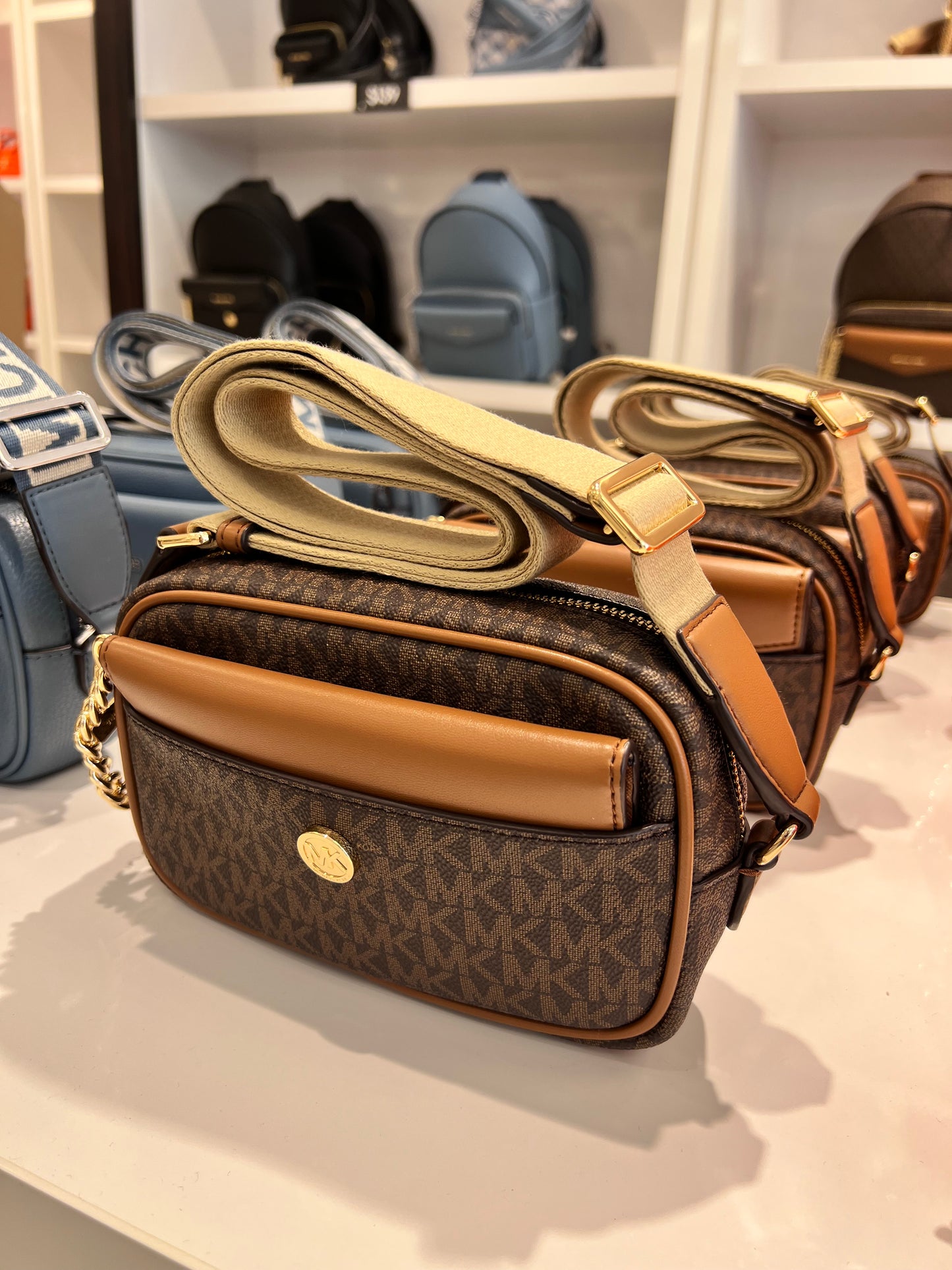 Crossbody Michael K café/chocolate con tarjetero