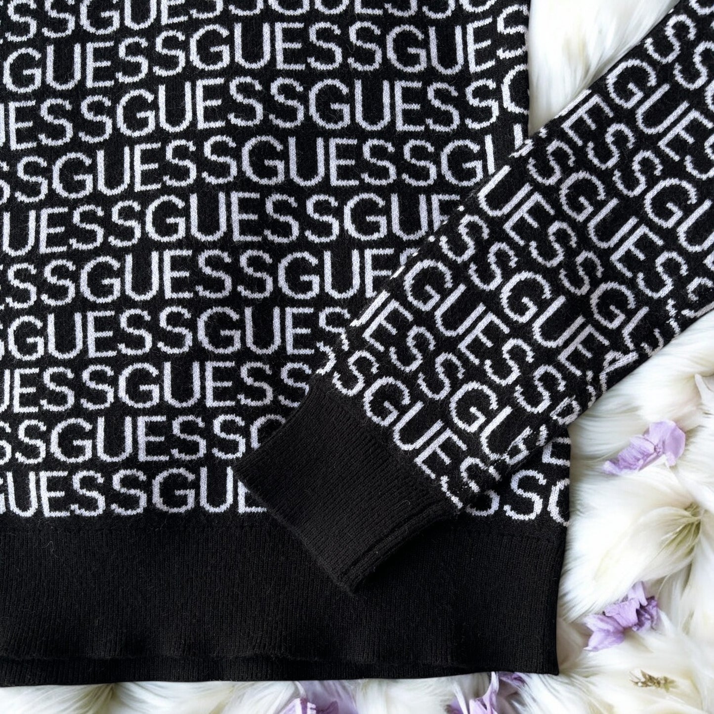 Suéter Guess negro con monogram blanco