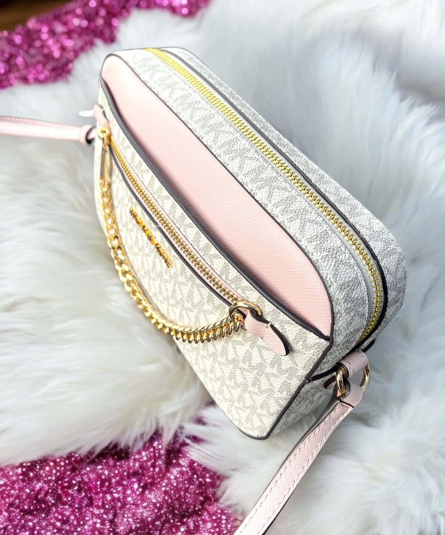 Crossbody Michael k vanilla/rosa con cadena enfrente