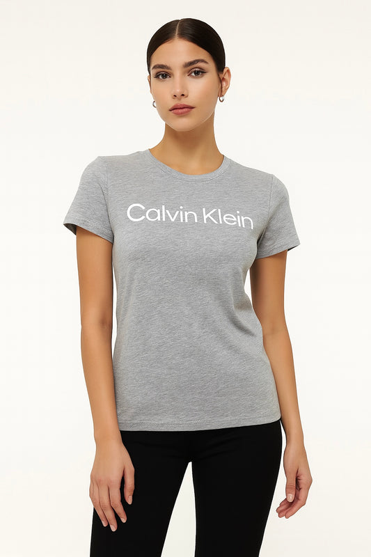 Playera Calvin K gris, letras blancas