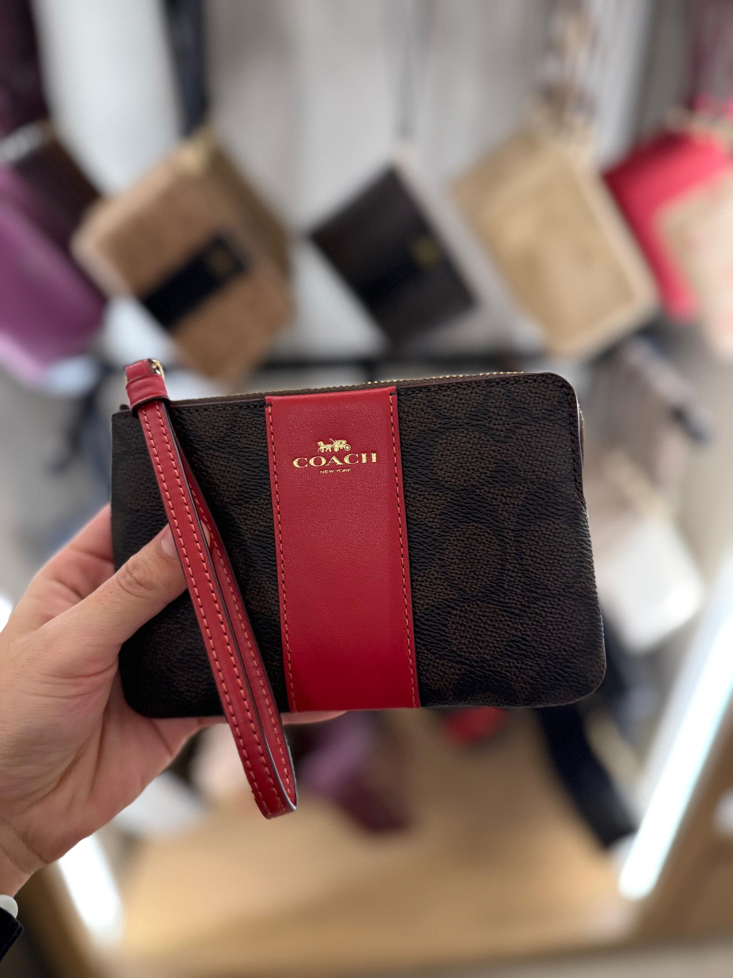 Muñequera Coach chocolate/rojo chica