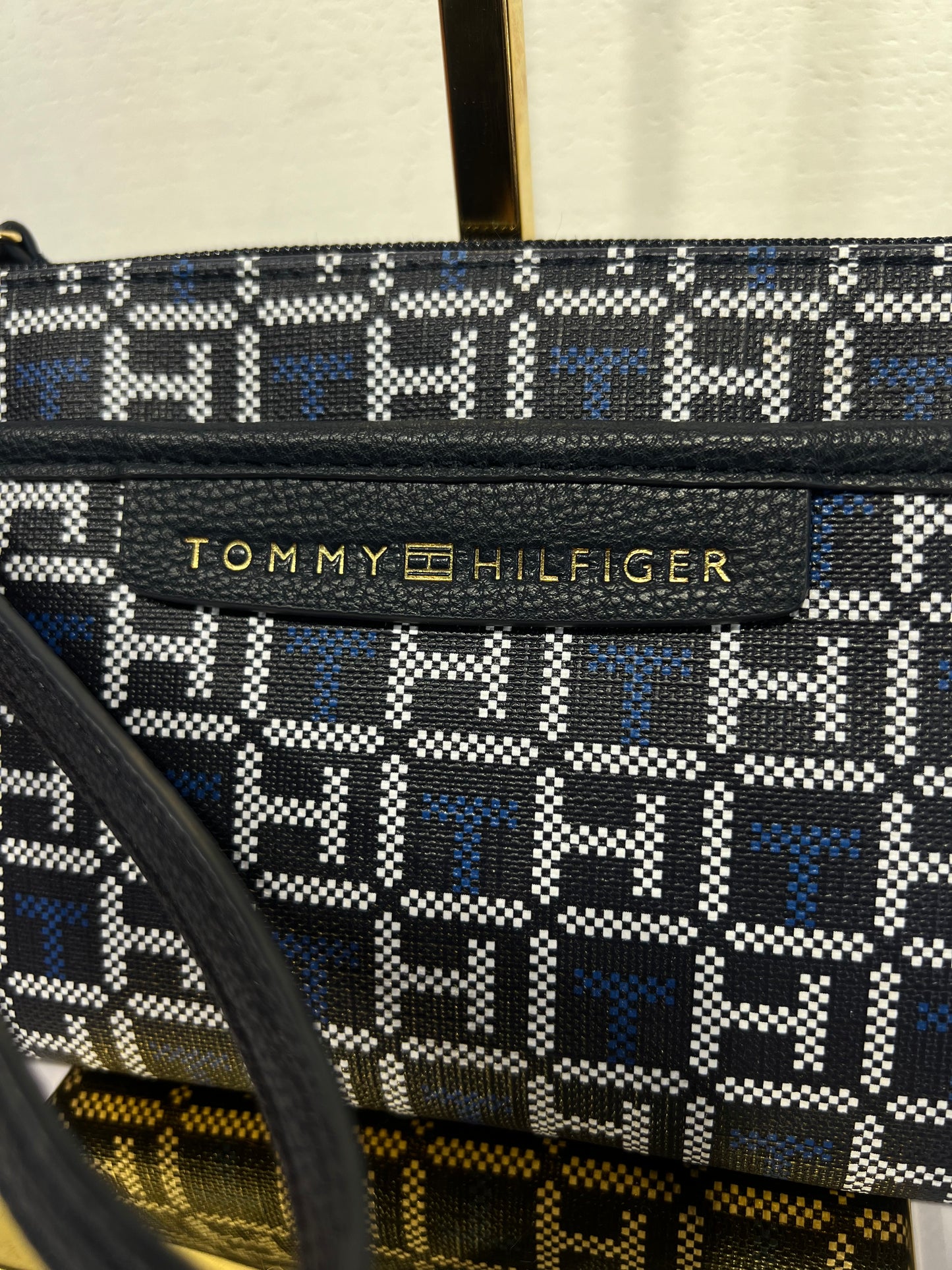 Muñequera Tommy H azul marinl con monogram azul y blanco